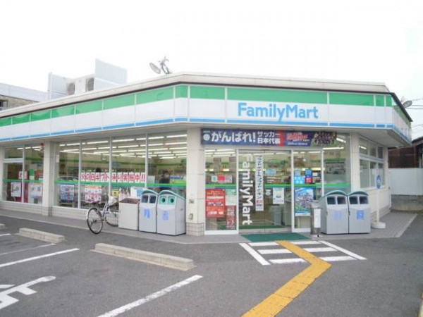 ファミリーマートまでも徒歩で約3分の距離です