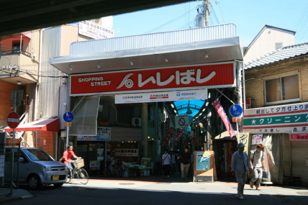 最寄りの商店街まで徒歩で約5分の距離です