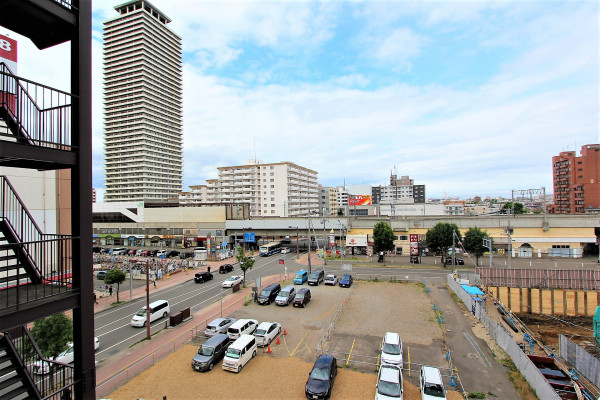 建物裏はJR琴似駅。