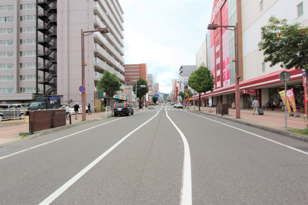 駅前通りに面した立地