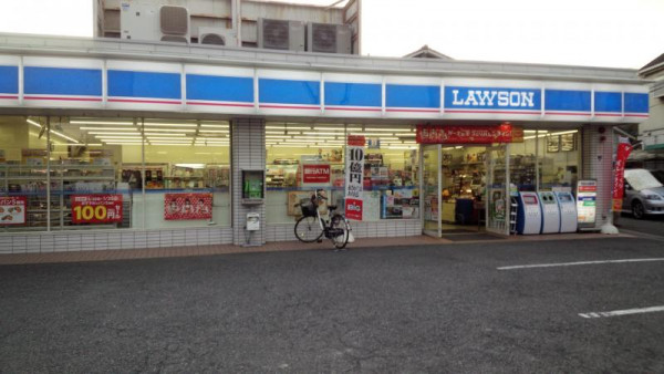 コンビニまで徒歩で約8分の距離