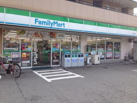 ファミリーマートまで徒歩で約1分の距離です