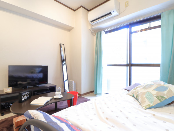 大き目なテレビがあり、ゆっくり寛げる空間となっております。家具家電だけでなく、ティッシュやリセッシュ等もご用意させてもらっているので非常にご満足度高くご利用いただいております!