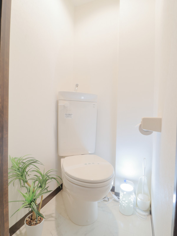 バストイレ別!トイレットペーパーやトイレブラシ等、他では置いてない備品も沢山ございますので短期~長期でお住まいの方にも「あったら助かるものが多い」と大変ご好評いただいております。