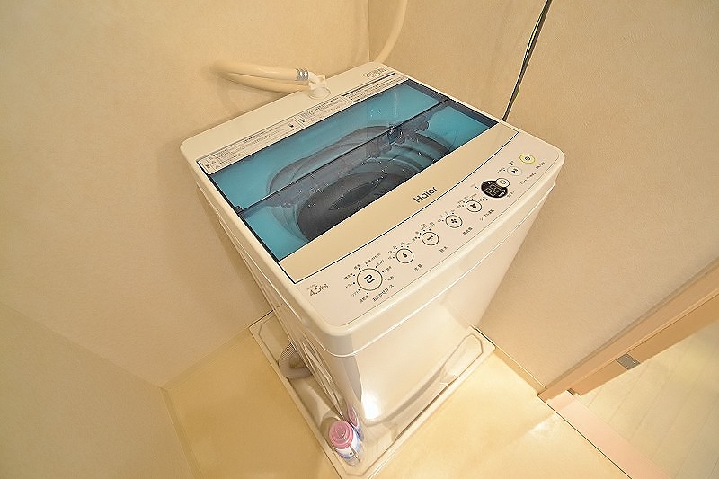 長期や中期の出張や観光の場合、着替え等でとてもお荷物がかさばって大変ですよね。岡山ウィークリー・マンスリーマンションでは家具家電付きでさせていただいておりますので、もちろん洗濯機も完備しております☆
