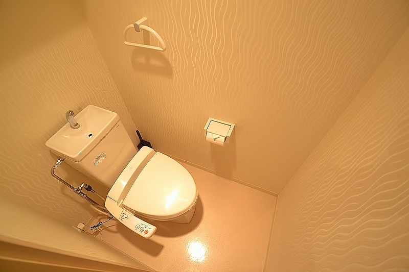 トイレにはウォッシュレットはもちろん、トイレットペーパーやトイレ用ブラシ・トイレ用洗剤も完備しておりますのでご安心ください♪また徒歩10分圏内にドラッグセガミ岡山表町店もございますので、”トイレットペーパーがなくなってしまった!“という場合でも安心です☆