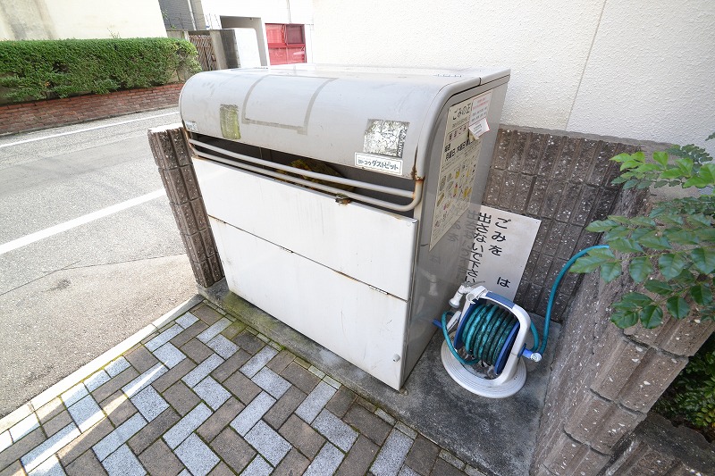 Kマンスリー岡山表町【岡山駅前】の敷地内ゴミ場。