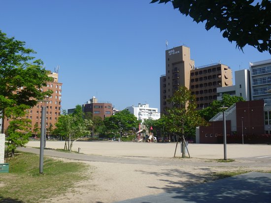 下石井公園まで徒歩10分、750m。