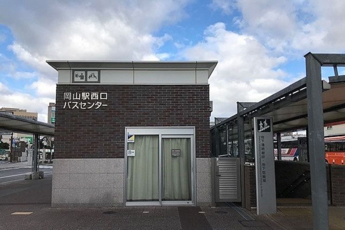 岡山駅西口(運動公園口)バスセンターまで徒歩22分、1.8km。