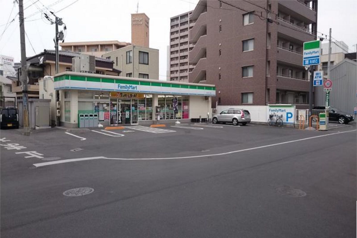 ファミリーマート大供2丁目店まで徒歩9分、700m。