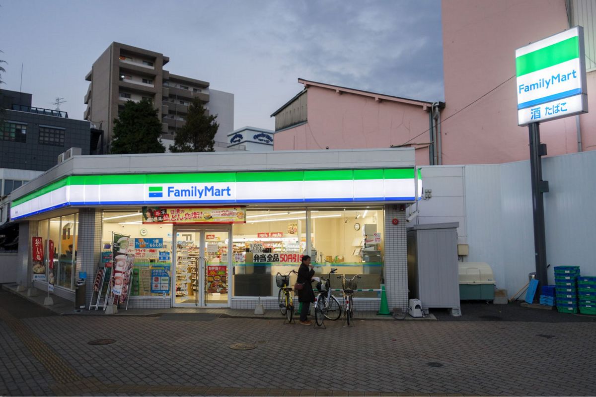 ファミリーマート岡山中央町店まで徒歩9まで徒歩9分、700m。