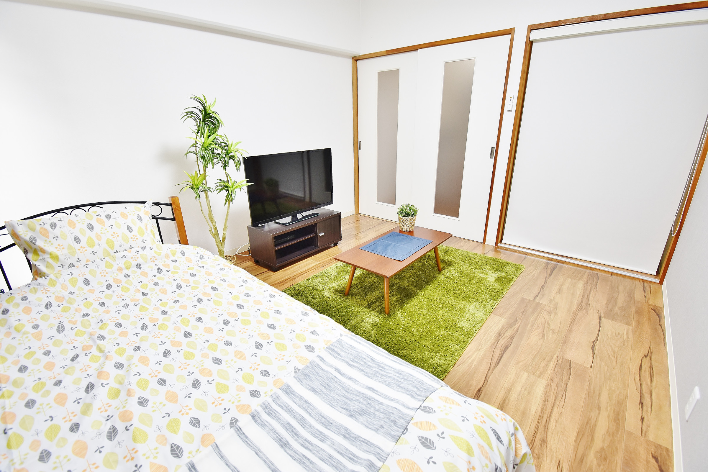 お部屋には、ベッド・寝具・ローテーブル・テレビ・テレビボード・掃除機・パラソルハンガー・全身鏡・テーブル鏡・時計・お部屋用消臭剤・ダストボックスなどご用意しております!5階の日当たりも抜群のお部屋ですのでごゆっくりおくつろぎいただけるかと思います☆