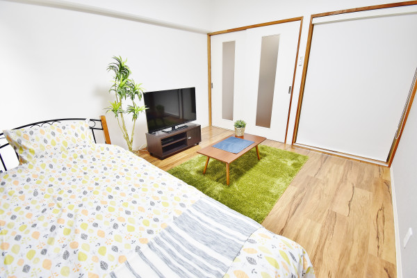 お部屋には、ベッド・寝具・ローテーブル・テレビ・テレビボード・掃除機・パラソルハンガー・全身鏡・テーブル鏡・時計・お部屋用消臭剤・ダストボックスなどご用意しております!5階の日当たりも抜群のお部屋ですのでごゆっくりおくつろぎいただけるかと思います☆