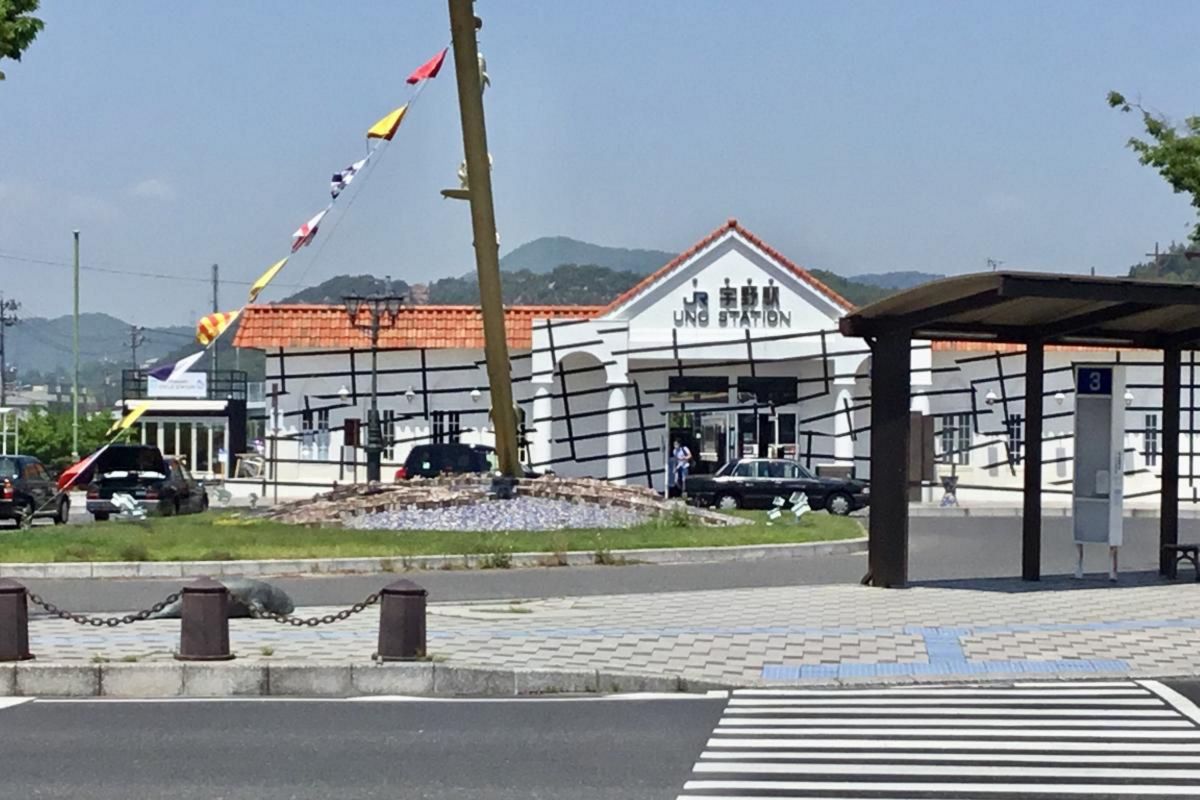 宇野駅まで車で30分、19.7km。