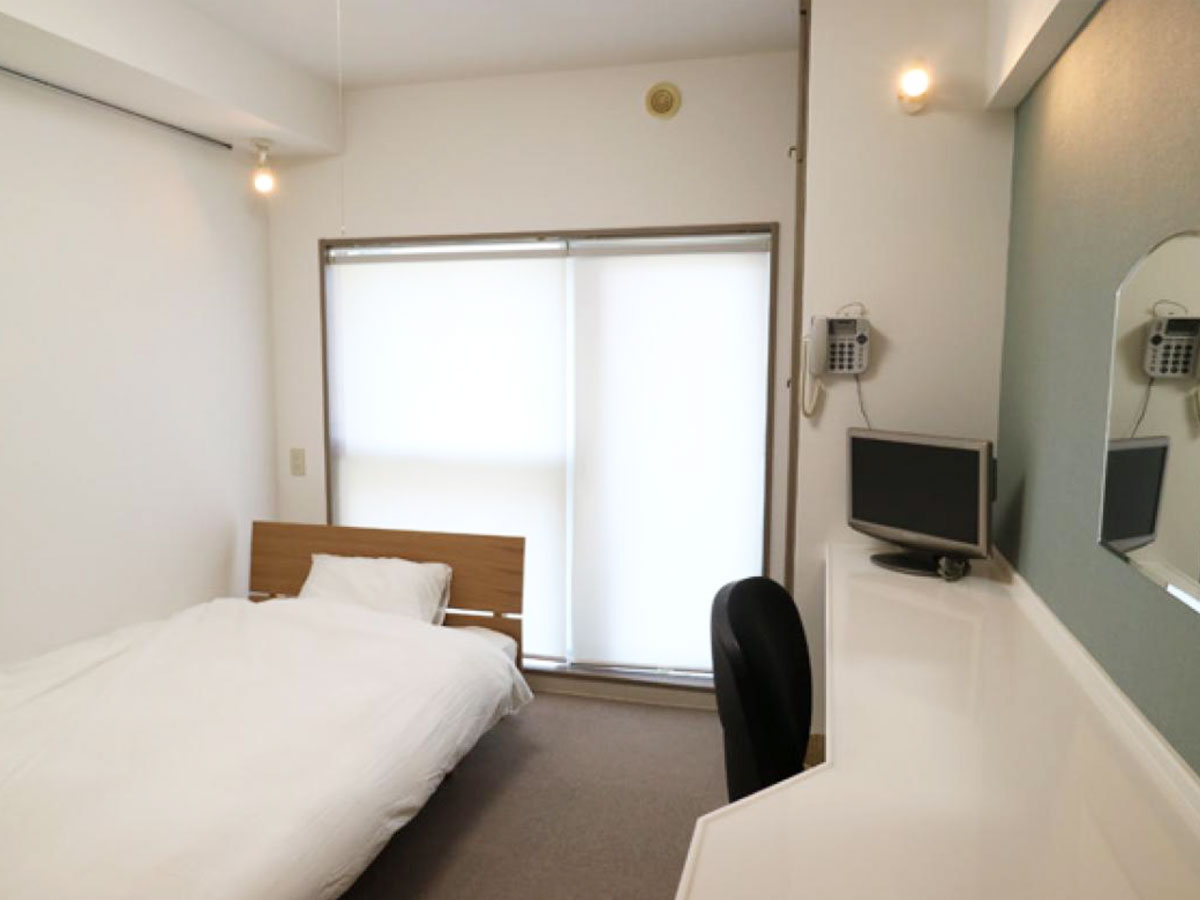 ブルーの壁紙のコンパクトなお部屋