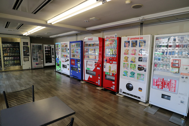 1Fには自動販売機が充実しています♪