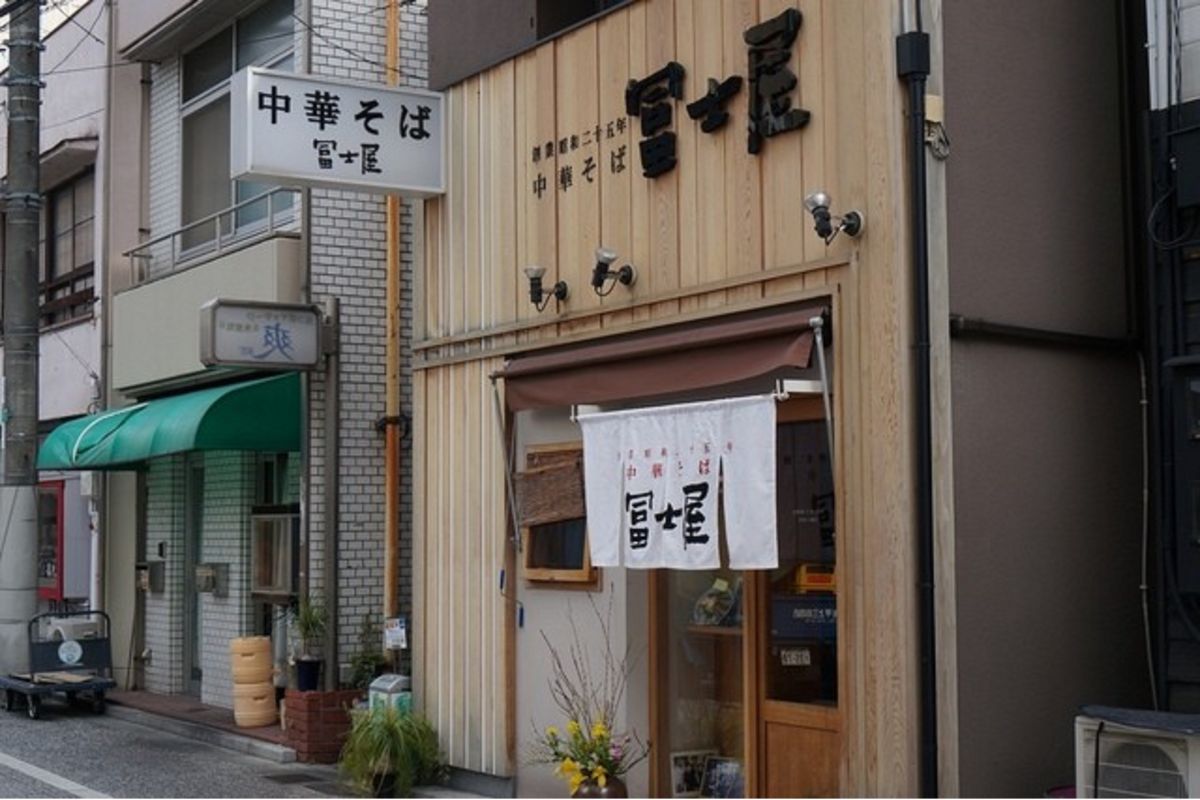 人気で行列が出来る事も…岡山ラーメンの名店「富士屋」まで徒歩7 分、550m。岡山ウィークリーマンションのおススメ店。