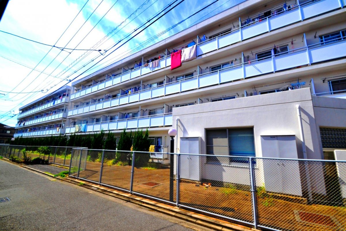 ゆめタウン広島・皆実町2丁目駅から徒歩2分の位置にあるため、生活するのに非常に便利な物件です。ファミリーマートも徒歩5分です。また、広島皆実郵便局や広島大学付属中学・高校も徒歩圏内なので、研修や出張にも便利。銭湯「大学湯」も近いので、気分転換に広いお風呂にも入りに行けます。オートロックなので、セキュリティにも安心が出来ます。(*’ω’*)