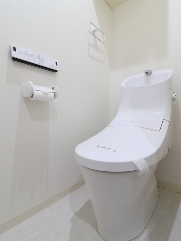バストイレ別!トイレはなんとウォシュレット付き!トイレットペーパーやトイレブラシ等、他では置いてない備品も沢山ございますので短期~長期でお住まいの方にも「あったら助かるものが多い」と大変ご好評いただいております。