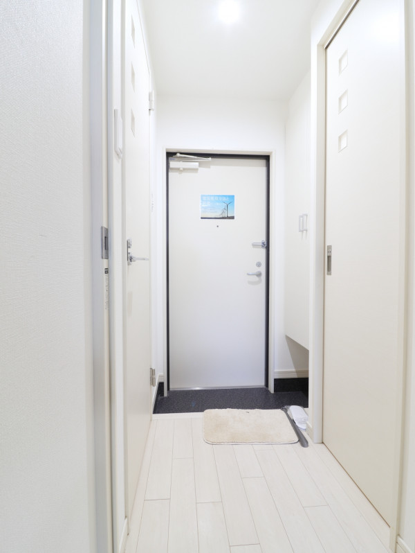 玄関は白を基調とした空間となっており、とてもお洒落♪大きなシューズボックスが備え付けられておりますので常に綺麗な状態でお使いいただけます(^^)