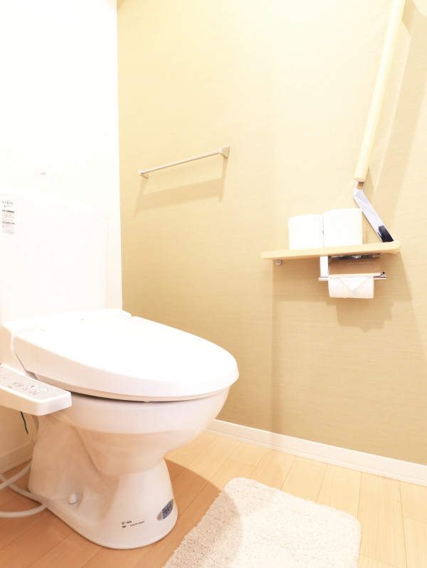 バストイレ別!トイレはなんとウォシュレット付き!トイレットペーパーやトイレブラシ等、他では置いてない備品も沢山ございますので短期~長期でお住まいの方にも「あったら助かるものが多い」と大変ご好評いただいております。