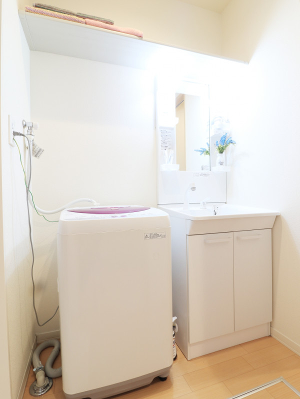 忙しい朝でも余裕をもって身だしなみが整えることができる独立洗面台!室内洗濯機なので天気が悪い日でも洗濯することができます。また、洗濯洗剤もご用意しておりますので、入居即日に洗濯可能です♪