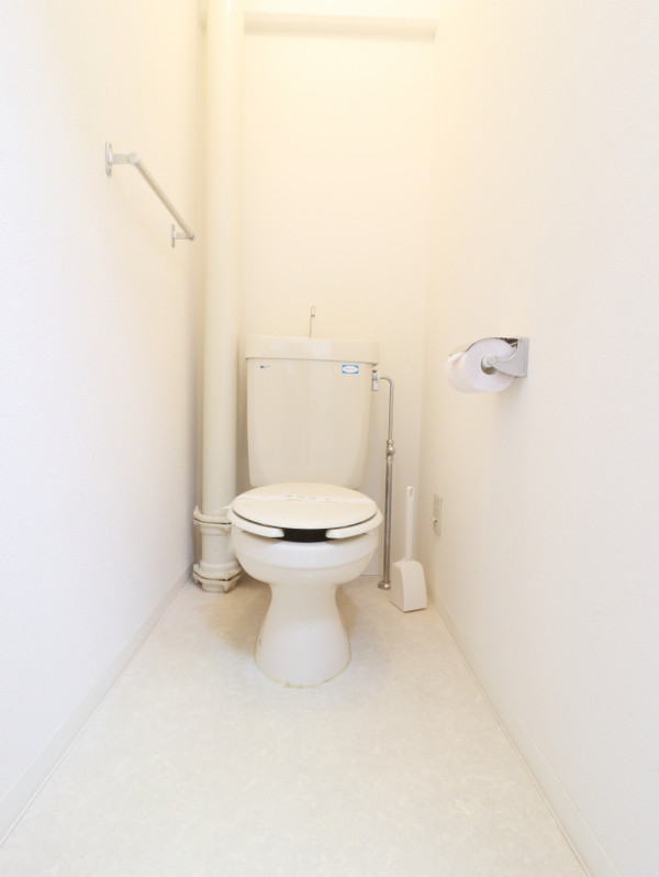 嬉しい風呂トイレ別設計で、トイレットペーパーも3ロールご用意しておりますので、短期から長期まで様々なお客様に安心してお使いいただけます。もちろん、トイレブラシもご用意しておりますので、いつでも清潔にご利用していただくことが出来ます。(*’ω’*)