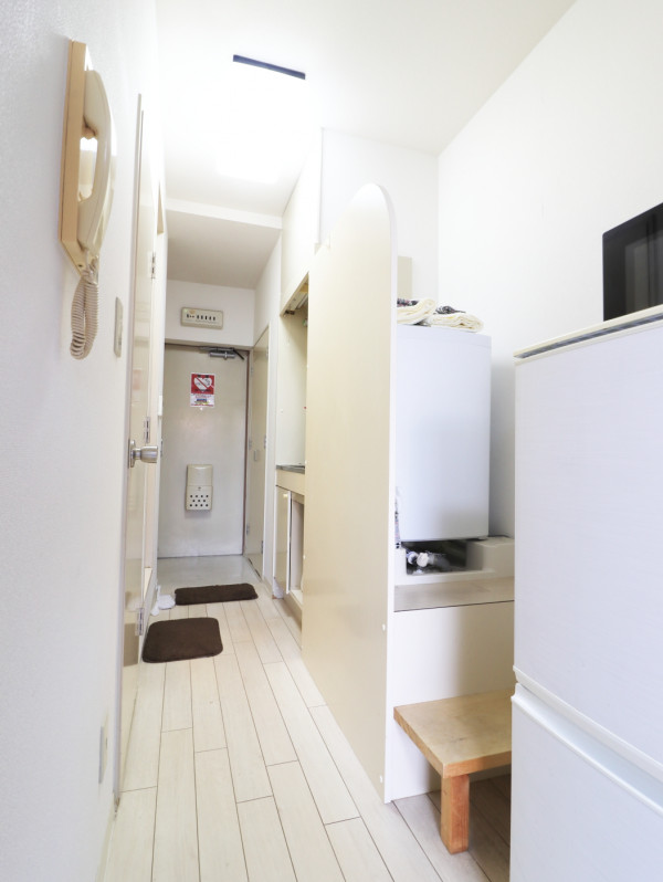 室内に洗濯機を配置しておりますので、雨の日でも洗濯することが可能でございます。靴ベラや使い捨ての新品スリッパも備品としてご用意しておりますので、ご自由にお使いください。(*’ω’*)