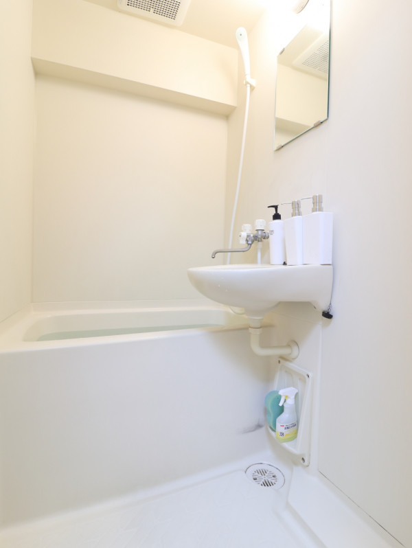 嬉しい風呂トイレ別設で、気兼ねなくお使いいただけます。シャンプー・コンディショナー・ボディーソープを完備し、新品のボディータオルもご用意。勿論、洗剤とスポンジもあるので、掃除も可能です。風呂桶もご用意しておりますので、湯船に浸かっていただく際にも便利。普段家では浸からないけれど、という人こそ、ご利用していただければと思います。(*’ω’*)