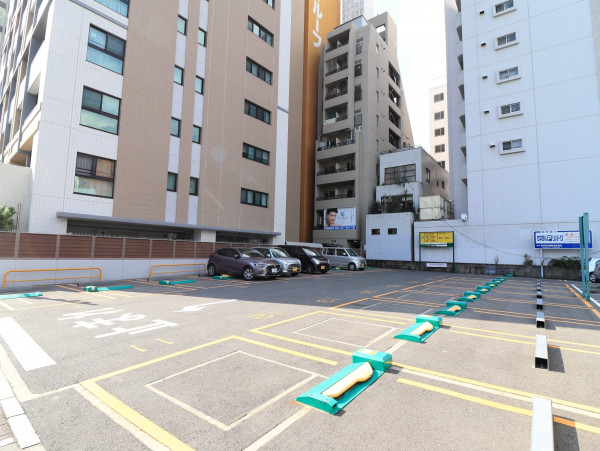 近隣コインパーキング③ 08:00~24:00 最初の20分 300円 以降15分毎 200円 24:00~08:00 60分毎100円 (2020年6月現在)