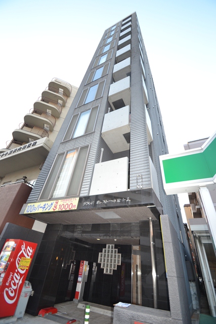 市内中心部に近い立地で、地上10階建てと高層なので、夜景を楽しむこともできます。徒歩2分にセブンイレブンもあるので、何かと便利。飲食店も周りに多くあるので、生活には困らないでしょう。(*’ω’*)