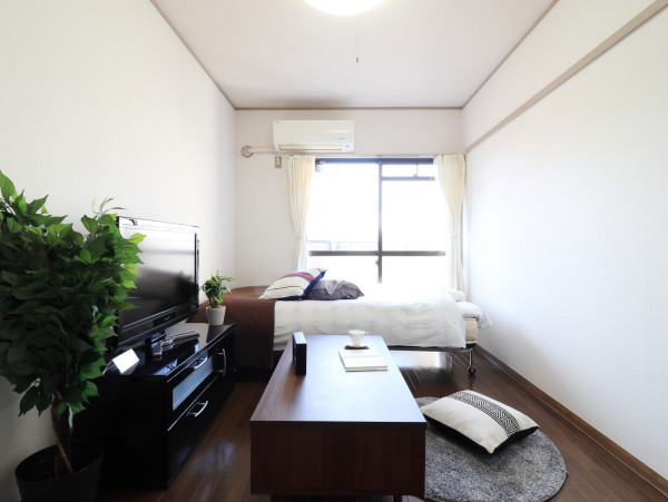 窓があり、明るい雰囲気!自宅で暮らすようなゆったりとした空間が魅力的♪出張の方はもちろん、学生さんや観光でいらっしゃる方にもKマンスリーのお部屋は家具・家電・備品の充実度が高いため大変ご好評いただいております。