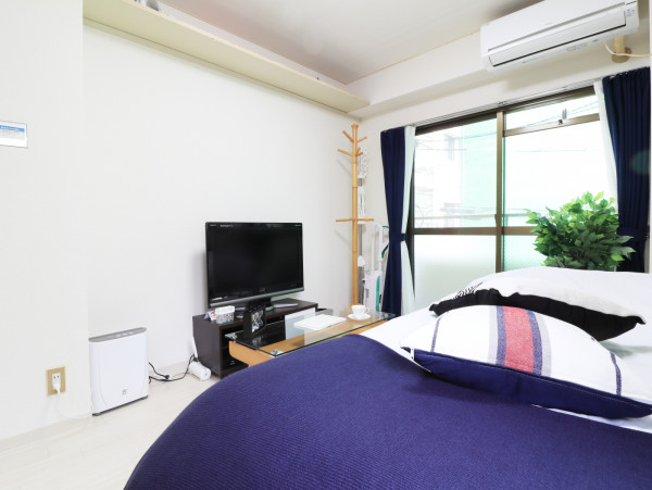 おしゃれな洋室(デザインクロス付)家具家電付きで入居されたその日から自宅のようにくつろいでいただける空間となっております。