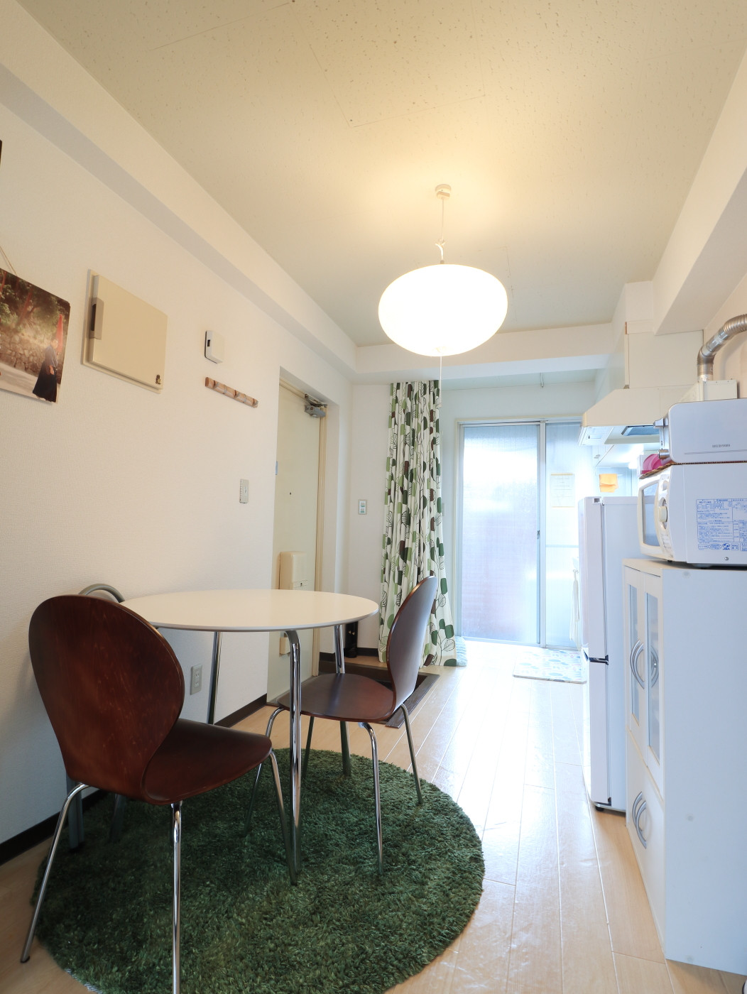 レトロモダンな雰囲気が魅力的なお部屋!家具家電付きで入居されたその日から自宅のようにくつろいでいただける空間となっております。クローゼットもございますので、ぜひご利用ください(^^♪