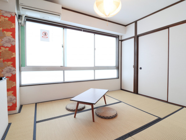 マンスリーでは珍しい畳を引いた和風のようなお部屋となっております♪押し入れもございますので沢山荷物があっても安心ですね!